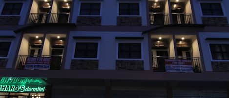 Façade de lâhĂ©bergement - soirĂ©e/nuit