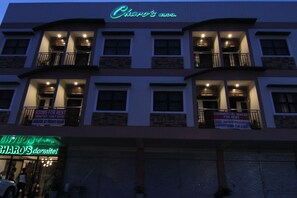 Façade de l’hébergement - soirée/nuit