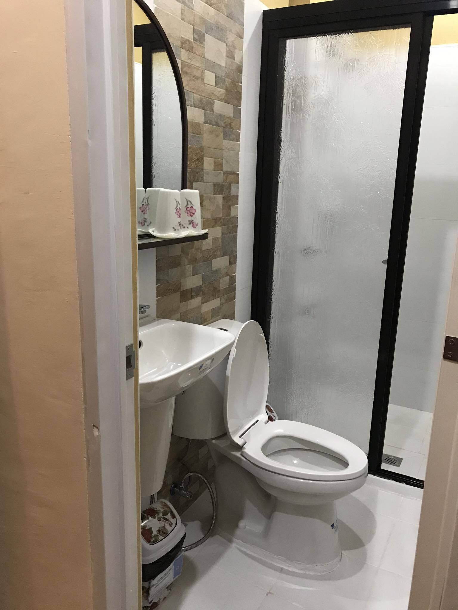 Deluxe Room | Bathroom | Shower, bidet, towels, soap