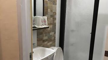 Deluxe Room | Bathroom | Shower, bidet, towels, soap