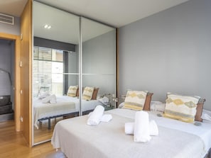 2 chambres, coffres-forts dans les chambres, fer et planche Ă repasser