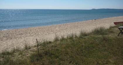 Kaksi ihanaa vieras mökkiä Juleboda liian lähellä upeaa rantaa