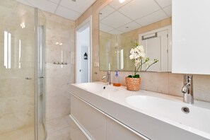 Shower, hair dryer, towels, soap - Eco Heated pool.Central A/C Stunning Views Almunecar Luxury Countryside Villa (Almuñecar)
