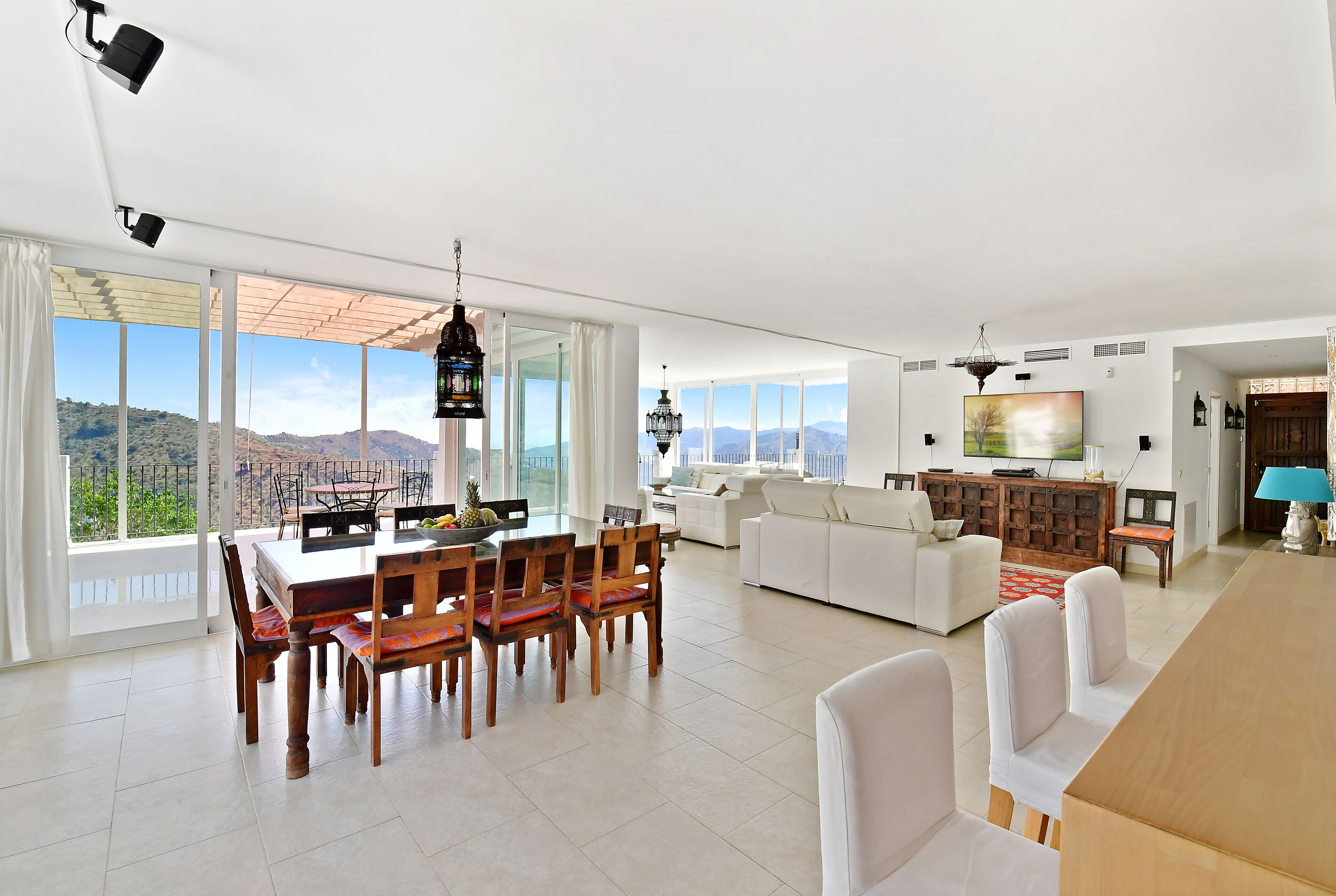 Smart TV, reproductor de DVD, libros y videoteca 