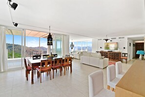 Smart-TV, DVD-spiller, bøker og filmbibliotek