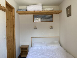 2 bedrooms, WiFi, bed sheets, wheelchair access