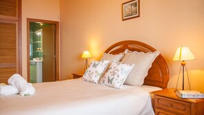3 slaapkamers, een strijkplank/strijkijzer, reisbedje, gratis wifi