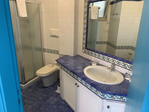 Haartrockner, Bidet, Handtücher, Seife