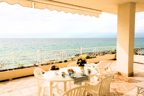 Villa Laura PT - directly by the sea