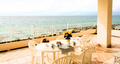 Villa Laura PT - directly by the sea