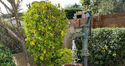 Jolie maison moderne à la périphérie d'un village bien équipé, climatisée.