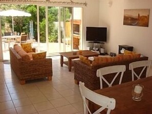 Smart TV, fireplace, DVD player, books