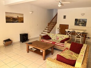 Smart TV, fireplace, DVD player, books - Fully aircon, Modern Pretty House on the Outskirts of Well Provisioned  Village (Saint-Génis-Des-Fontaines)