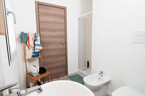 Douche, sèche-cheveux, bidet, serviettes fournies