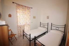 4 عدّة غرف نوم ومكواة/لوح كي وواي فاي مجانًا وملاءات أسرّة