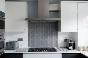 Fridge, microwave, oven, dishwasher - Second Nest Nine Elms (London)