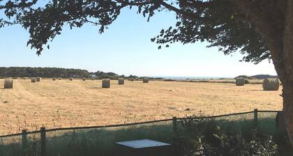 HÜBSCHER HAUSBLICK AUF FELDER UND MEER IN SAUZON