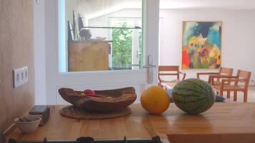 Réfrigérateur, micro-ondes, four, plaque de cuisson