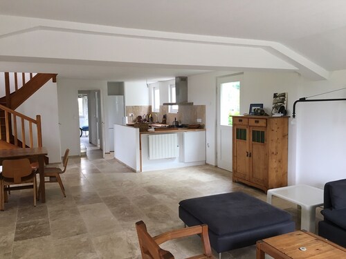 JOLIE MAISON VUE SUR CHAMPS ET MER A SAUZON