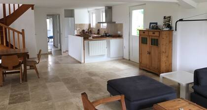 JOLIE MAISON VUE SUR CHAMPS ET MER A SAUZON