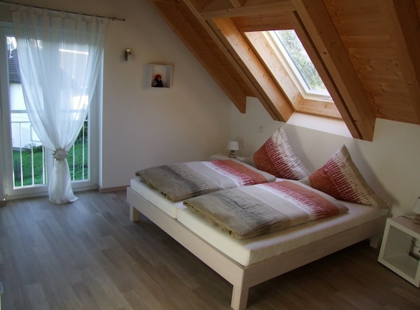2 bedrooms, iron/ironing board, travel crib, WiFi - family friendly and for nature lovers (Weinheim)
