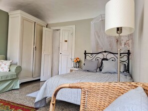 3 bedrooms, desk, iron/ironing board, free WiFi - Historic house lovingly furnished in original vintage style (Cesio)