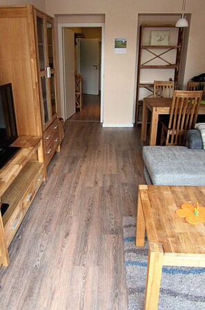 Télévision, lecteur de DVD, livres, chaîne hi-fi