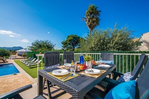 Outdoor dining - House in Alcudia Can Micalo near the Sea (Alcúdia)