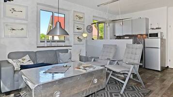 Una televisión, una chimenea, un reproductor de DVD