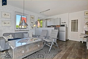 Una televisión, una chimenea, un reproductor de DVD