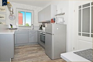 Jääkaappi, mikroaaltouuni, uuni, liesi