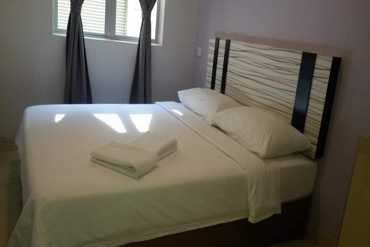 Iron/ironing board, free WiFi, bed sheets
