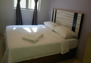 Camera, 1 letto king | Ferro/asse da stiro, Wi-Fi gratuito, lenzuola