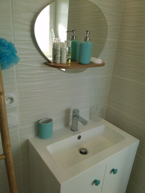 Dusj, toalettartikler (inkludert), hårføner og håndklær