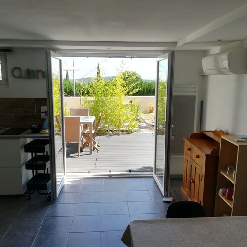 Large studio with terrace in Carcassonne close to the city and Cavayere lake