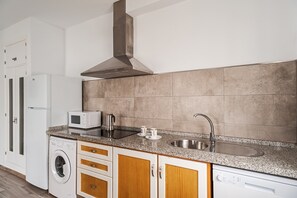 Fridge, microwave, stovetop, dishwasher