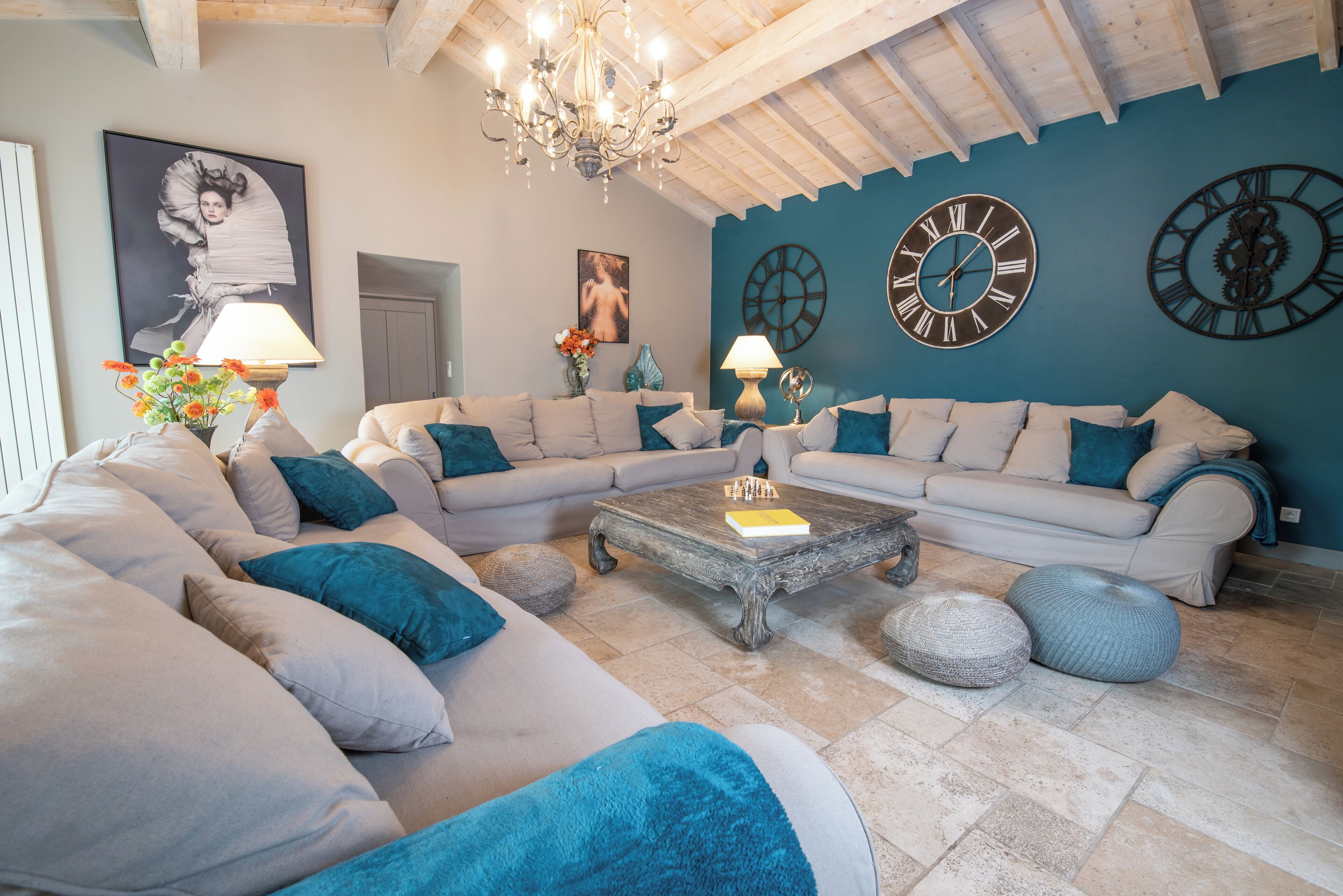 Smart TV, chimenea, reproductor de DVD, futbolito