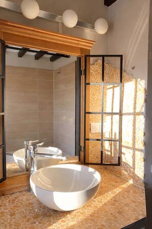 Baignoire, séchoir à cheveux, serviettes fournies, savon
