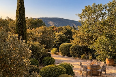 Beautiful 5★ Bastide in Provence – Heated Pool, Garden, Games & Pétanque Court