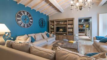 TV connectée, cheminée, lecteur de DVD, baby-foot