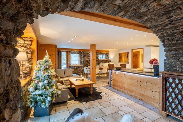 المنشأة من الداخل