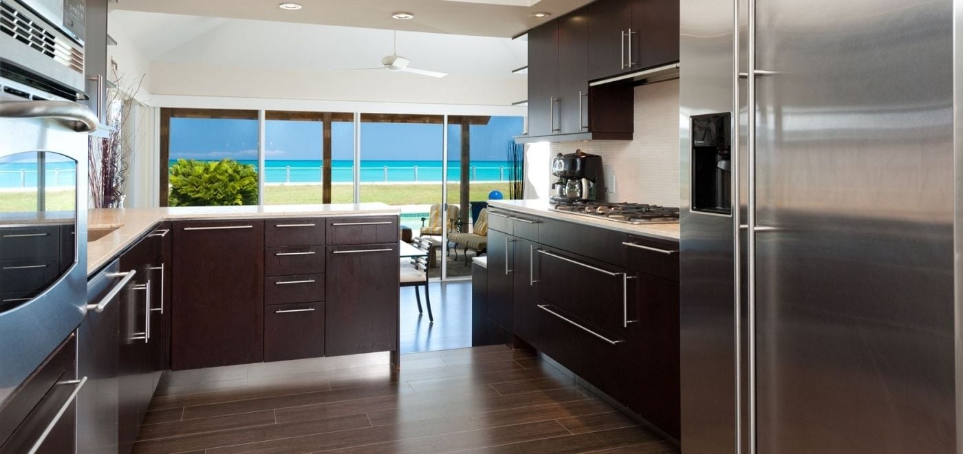 Cafeteira/chaleira, cooktop, talheres/pratos/utensílios de cozinha