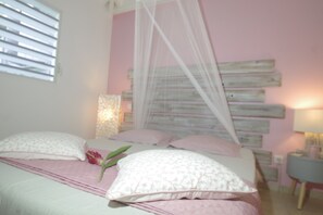 1 bedroom, iron/ironing board, internet, bed sheets - Single bungalow in a lovely property (97118 SAINT FRANCOIS)