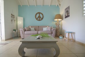 TV, books - Single bungalow in a lovely property (97118 SAINT FRANCOIS)