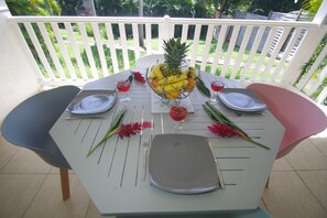Outdoor dining - Single bungalow in a lovely property (97118 SAINT FRANCOIS)