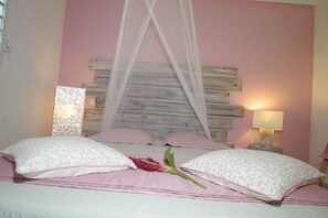 1 bedroom, iron/ironing board, Internet, bed sheets - Single bungalow in a lovely property (97118 SAINT FRANCOIS)