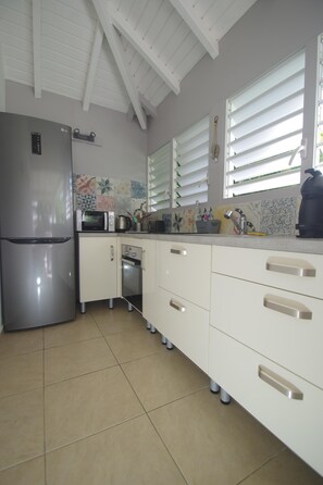 Fridge, microwave, stovetop, coffee/tea maker - Single bungalow in a lovely property (97118 SAINT FRANCOIS)