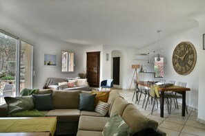 Smart TV, fireplace, DVD player, ping pong