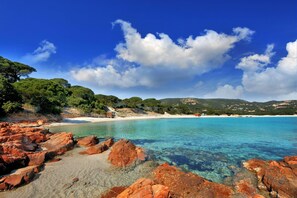 A coastal landscape with clear turquoise waters, rocky formations, and a sandy beach. - Villa with pool Porto Vecchio Santa Giulia standing in old stone (Porto-Vecchio)