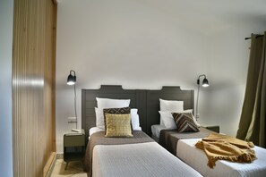 3 quartos, cofres nos quartos, ferros/tábuas de passar roupa, Wi-Fi